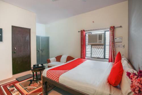 Hotel Oyo 71870 Rj Residency