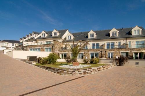 Luxury, Contemporary Beachside Apartment