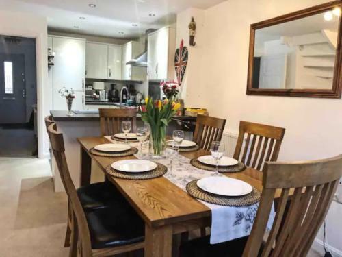 4 Bedroom House In Seaside Town