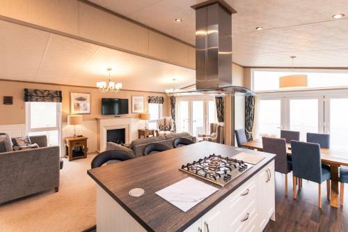 Lodge Lakeside Gem With Hot Tub