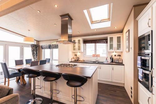 Lodge Lakeside Gem With Hot Tub
