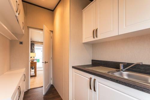 Lodge Lakeside Gem With Hot Tub