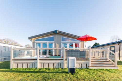 Lodge Lakeside Gem With Hot Tub