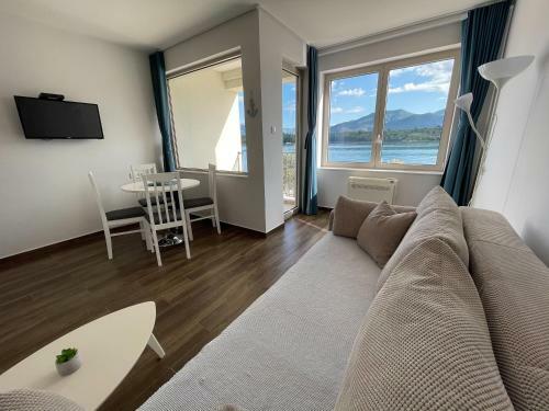 Apartments Maestral