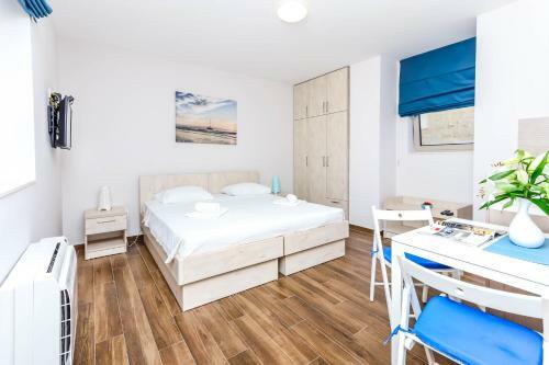 Apartments Maestral