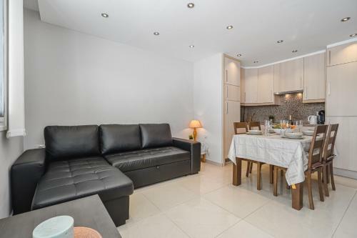 Optimist, Apartament Las Americas