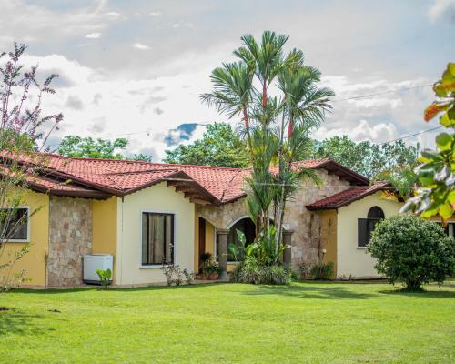 Linda Casa De Verano Con Amplias Zonas Verdes