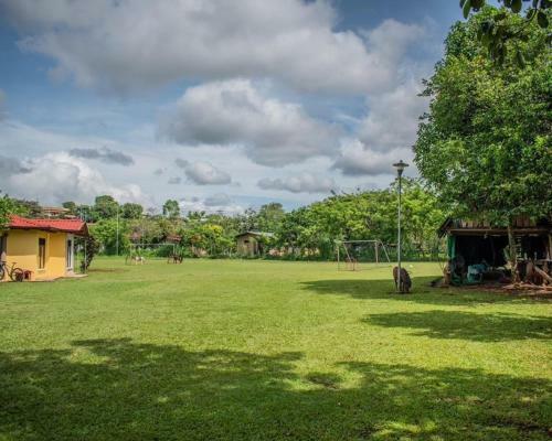 Linda Casa De Verano Con Amplias Zonas Verdes
