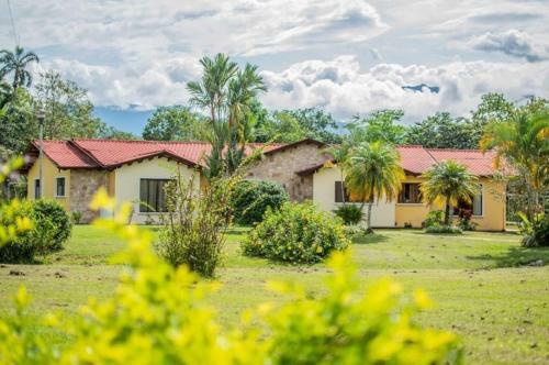 Linda Casa De Verano Con Amplias Zonas Verdes