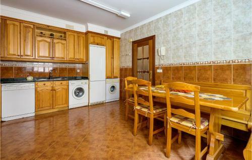 Stunning Home In Badar�n With Wifi And 5 Bedrooms