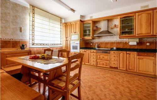 Stunning Home In Badar�n With Wifi And 5 Bedrooms