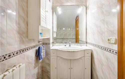 Stunning Home In Badar�n With Wifi And 5 Bedrooms