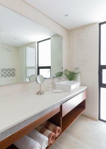 B�ak- C104- Jungle Studio 360� Rooftop Pool And Gym