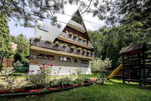 Holiday Home, Stroza