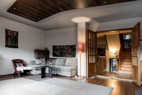 Holiday Home, Stroza