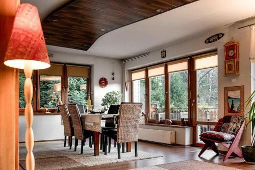 Holiday Home, Stroza