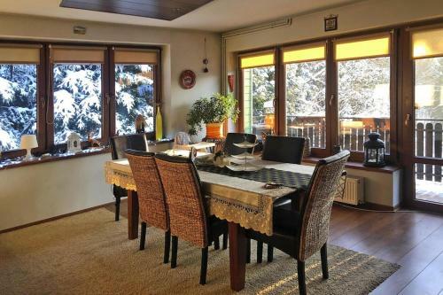 Holiday Home, Stroza