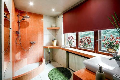 Holiday Home, Stroza