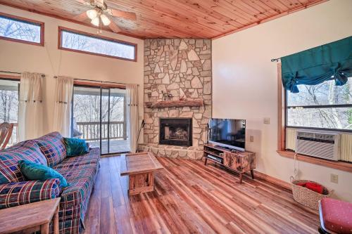 Sun-dappled, Pet-friendly Maggie Valley Cabin