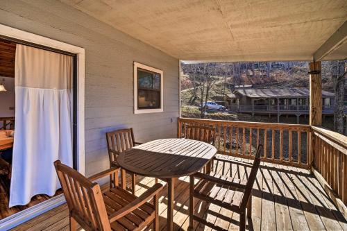 Sun-dappled, Pet-friendly Maggie Valley Cabin