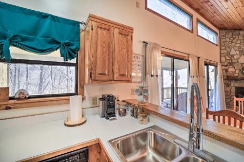 Sun-dappled, Pet-friendly Maggie Valley Cabin