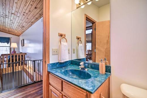 Sun-dappled, Pet-friendly Maggie Valley Cabin