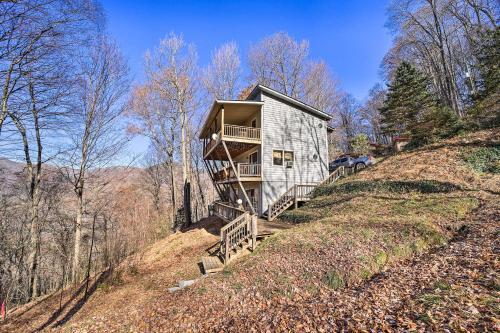 Sun-dappled, Pet-friendly Maggie Valley Cabin