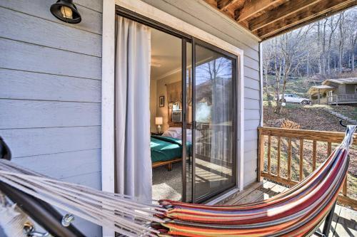 Sun-dappled, Pet-friendly Maggie Valley Cabin
