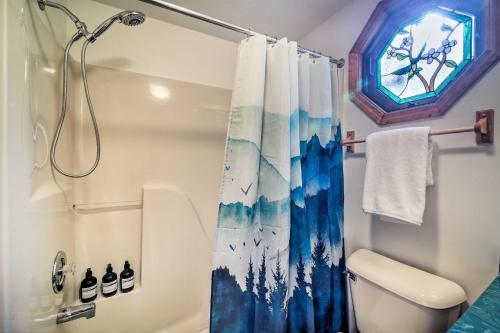 Sun-dappled, Pet-friendly Maggie Valley Cabin