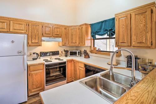 Sun-dappled, Pet-friendly Maggie Valley Cabin