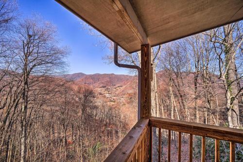 Sun-dappled, Pet-friendly Maggie Valley Cabin