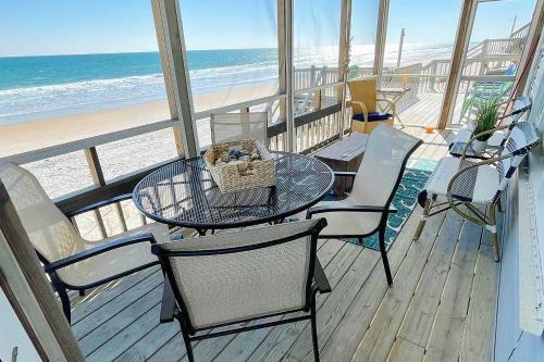 Oceanfront Family Cottage With Beach Access!