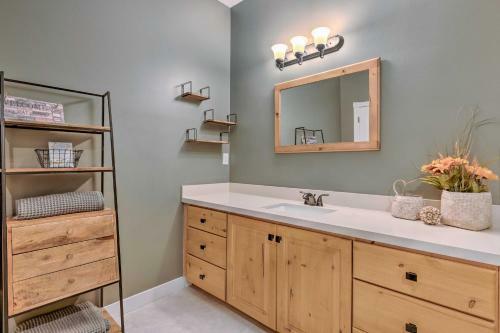 Apartamento Cozy Midway Retreat With Balcony And Mountain Views!