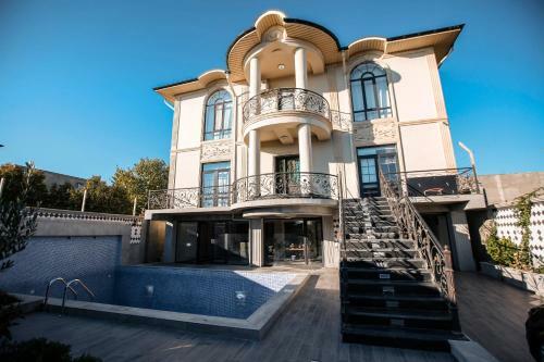 Cheerful 5 Bedroom Villa With Pool
