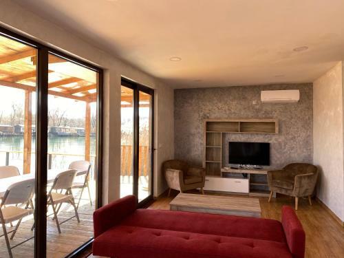 Lake River House Ada Bojana
