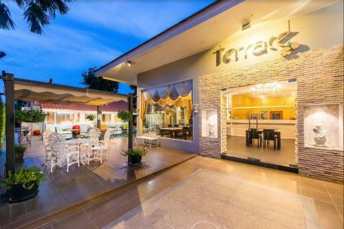 Patra Luxury Hotel