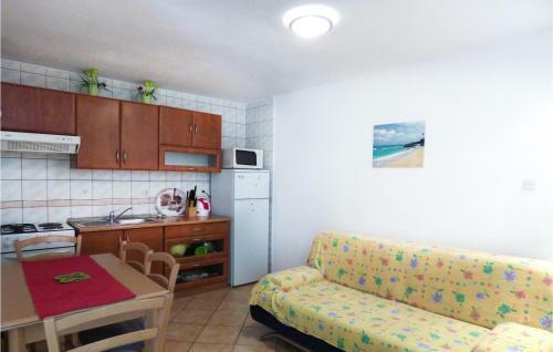 Stunning Home In Mimice With Jacuzzi, Wifi And 3 Bedrooms