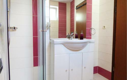 Stunning Home In Mimice With Jacuzzi, Wifi And 3 Bedrooms