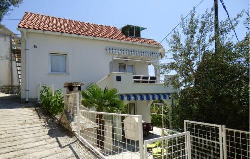 Stunning Home In Mimice With Jacuzzi, Wifi And 3 Bedrooms