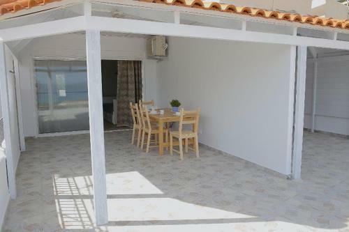 Stylish Psili Ammos Beach Apartment