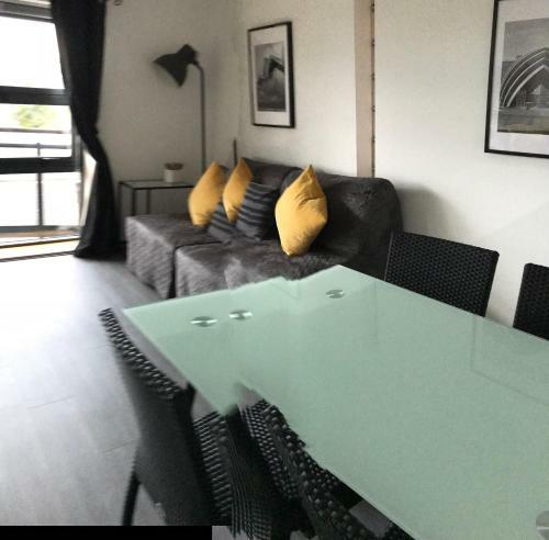 City Centre Riverside Apartment With Private Parking