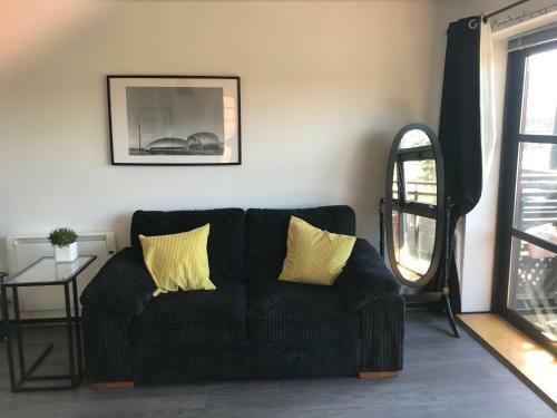 City Centre Riverside Apartment With Private Parking