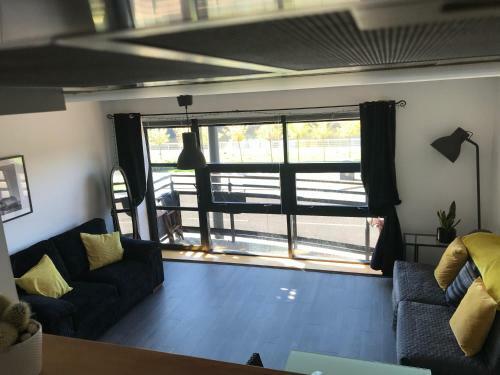 City Centre Riverside Apartment With Private Parking