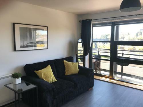 City Centre Riverside Apartment With Private Parking