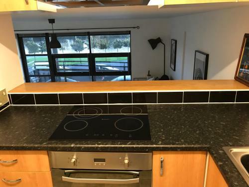 City Centre Riverside Apartment With Private Parking