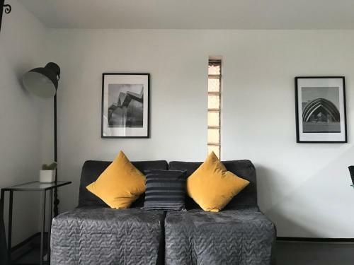 City Centre Riverside Apartment With Private Parking