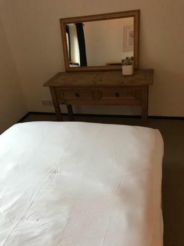 City Centre Riverside Apartment With Private Parking