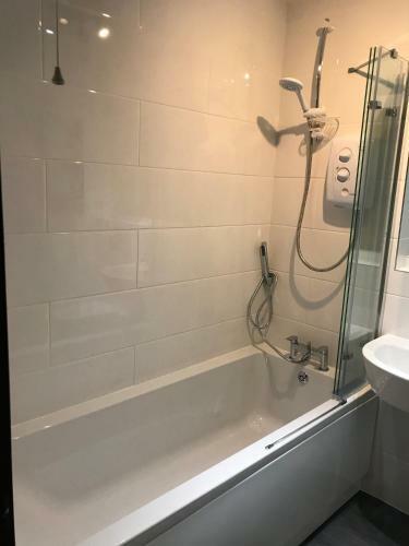 City Centre Riverside Apartment With Private Parking