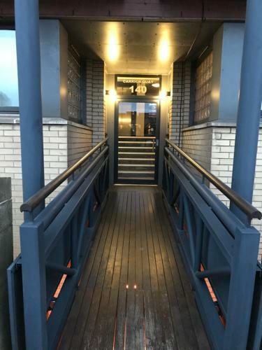 City Centre Riverside Apartment With Private Parking