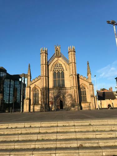 City Centre Riverside Apartment With Private Parking